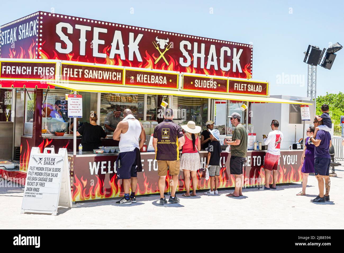 Miami Beach Florida, Hyundai Air & Sea Show Military Village vendedores, expositores puestos puestos stand stands, Steak Shack comida Foto de stock