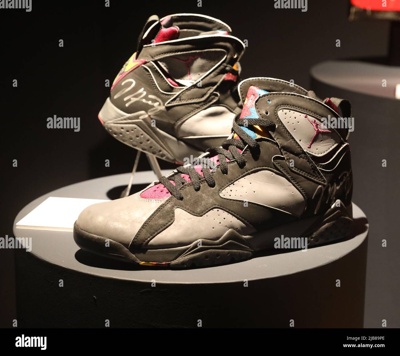 Agotamiento operador Grapa Nueva York, Estados Unidos. 3rd de junio de 2022. Una vista de las sneakers  Nike de Michael Jordan Dual Signed Air Jordan Vll ''˜Bordeaux' 1992 vista  en la presentación de prensa de