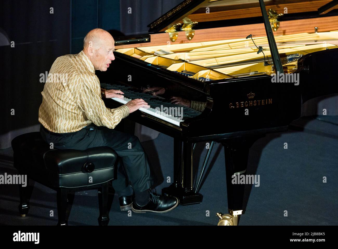 Cottbus, Alemania. 03rd de junio de 2022. David Helfgott se toca antes de  su concierto. El excepcional pianista australiano David Helfgott da un  concierto en el cine de Cottbus 'Weltspiegel'. La ciudad