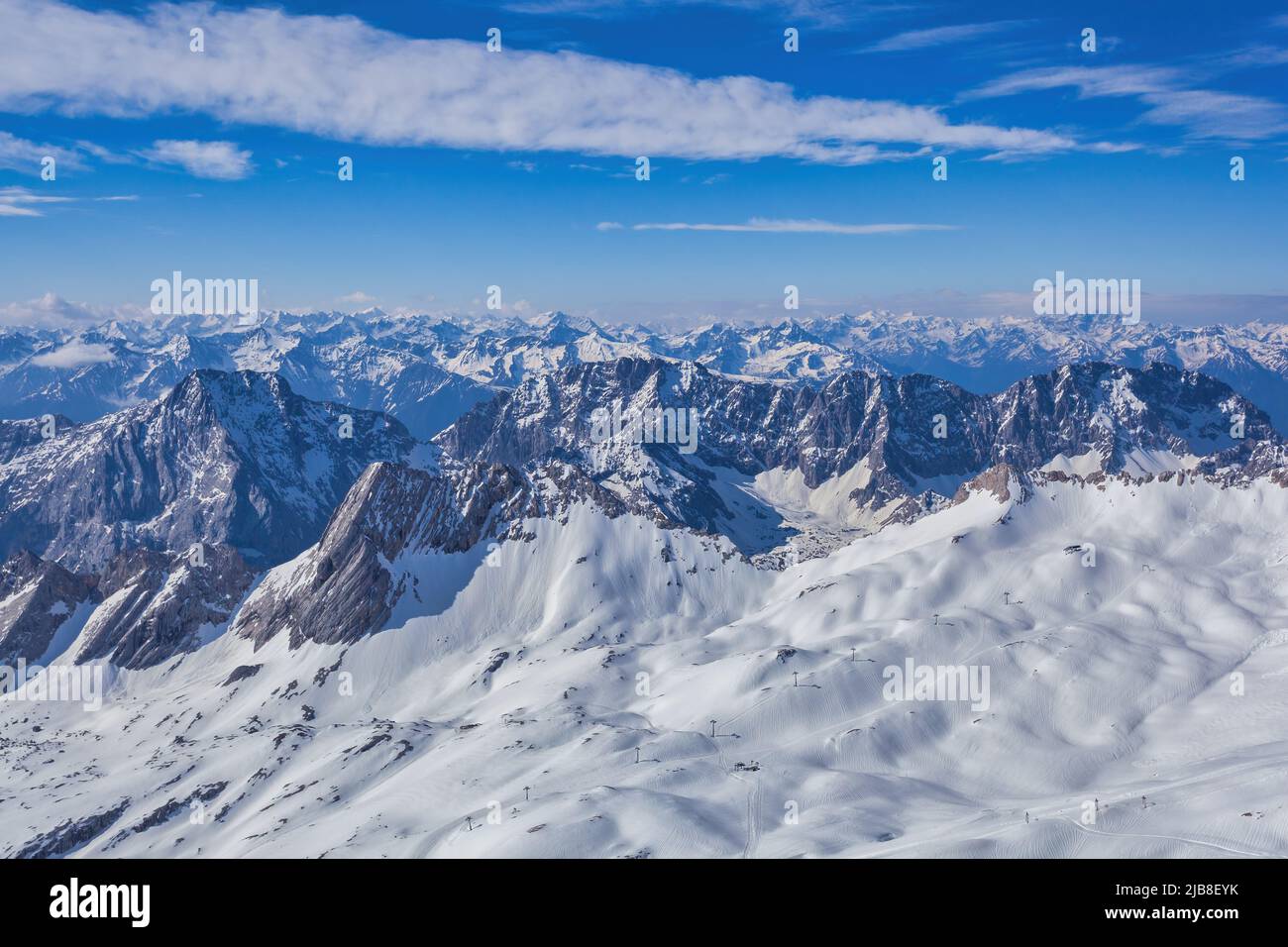 Garmisch Partenkirchen Alemania, Zugspitze pico y cordillera de los Alpes con nieve en temporada de invierno Foto de stock