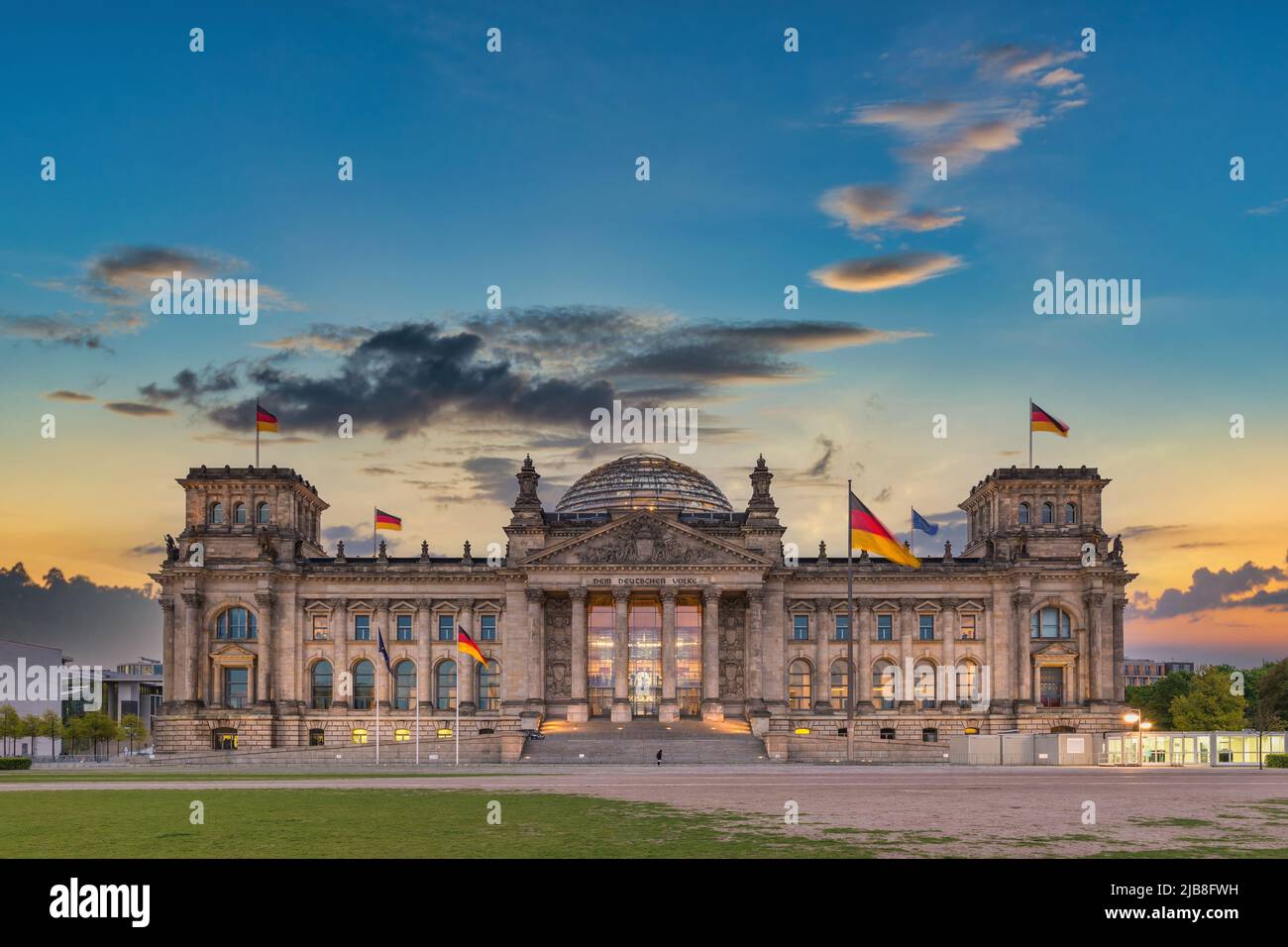Berlín Alemania, ciudad del amanecer en el edificio del Parlamento Alemán del Reichstag Foto de stock