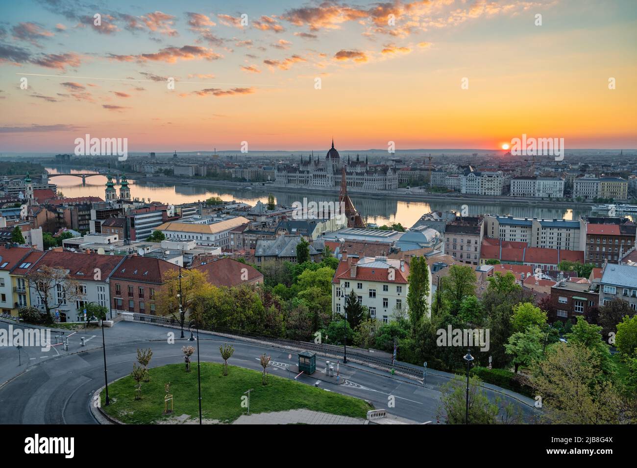 Budapest Hungría, el horizonte de la ciudad del amanecer en el parlamento húngaro y el río Danubio Foto de stock