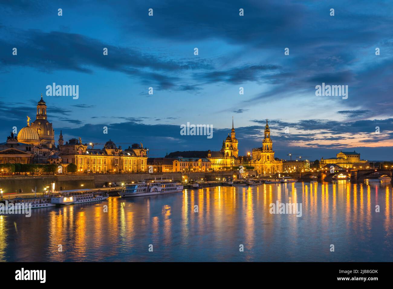 Dresden Alemania, horizonte nocturno de la ciudad en el río Elbe y el puente Augustus Foto de stock