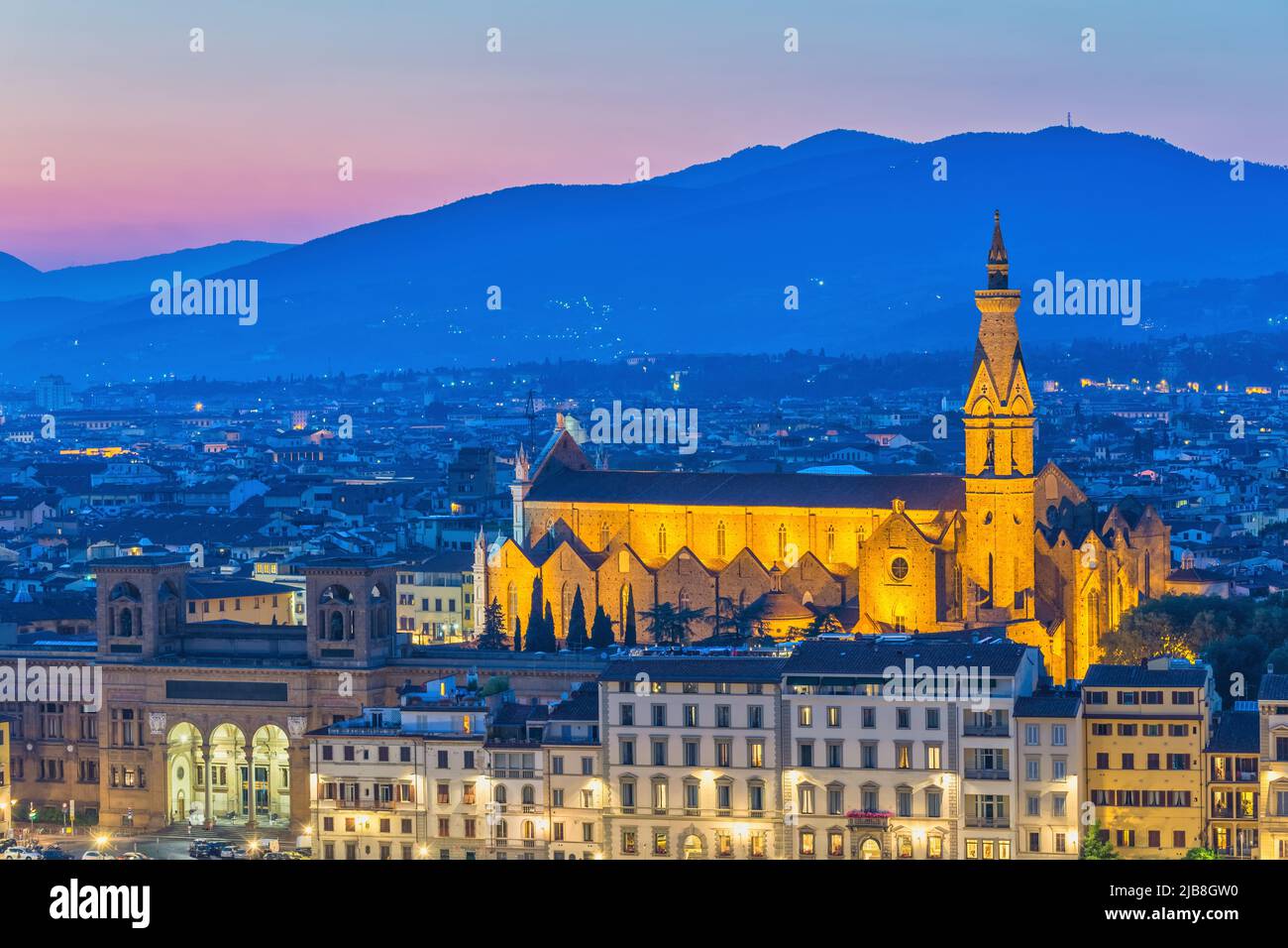 Florencia Italia, horizonte nocturno de la ciudad en la Basílica de Santa Croce en Florencia, Toscana Italia Foto de stock