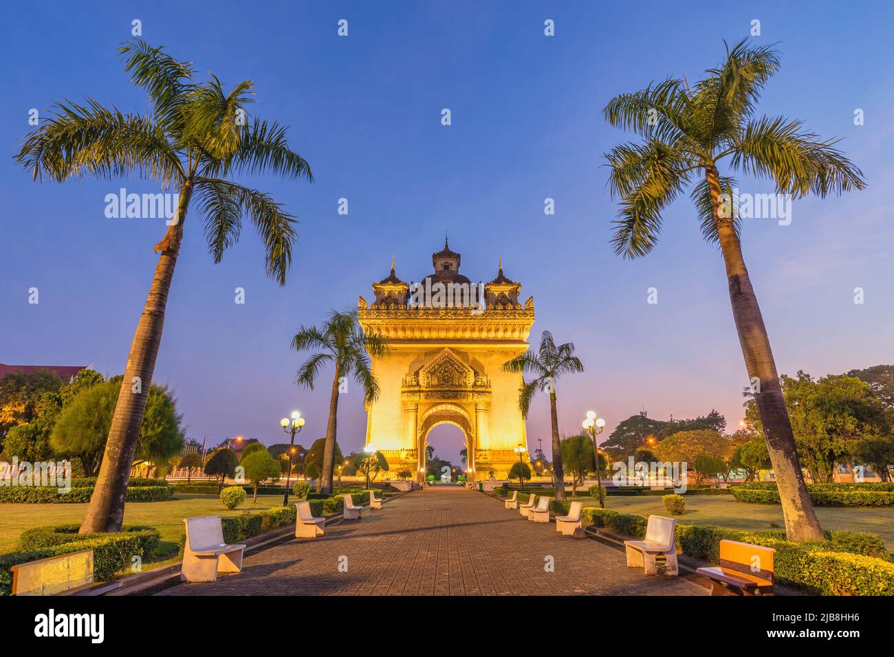 Vientiane Laos, horizonte nocturno de la ciudad en Patuxai (Patuxay), el monumento más famoso de Vientiane Foto de stock