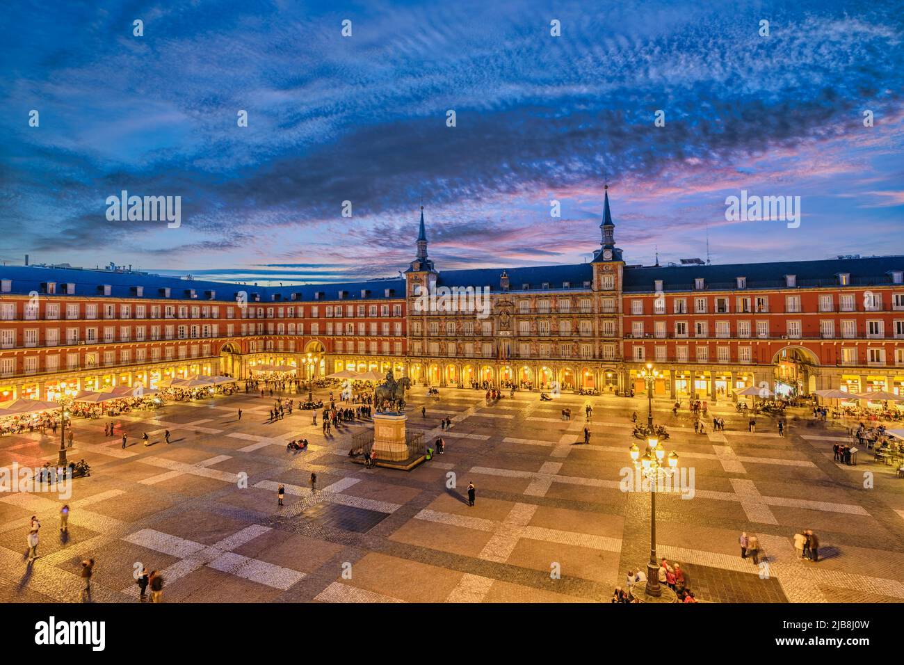 Madrid España, vista aérea noche horizonte de la ciudad en la Plaza mayor Foto de stock