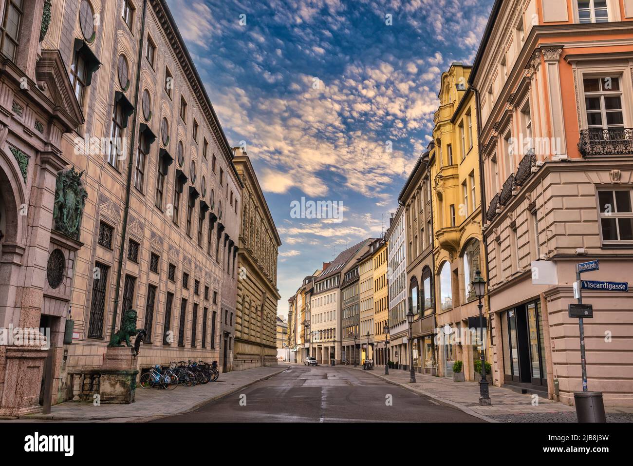 Munich Alemania, el horizonte de la ciudad en la calle Residenz la calle comercial más importante de Munich Foto de stock