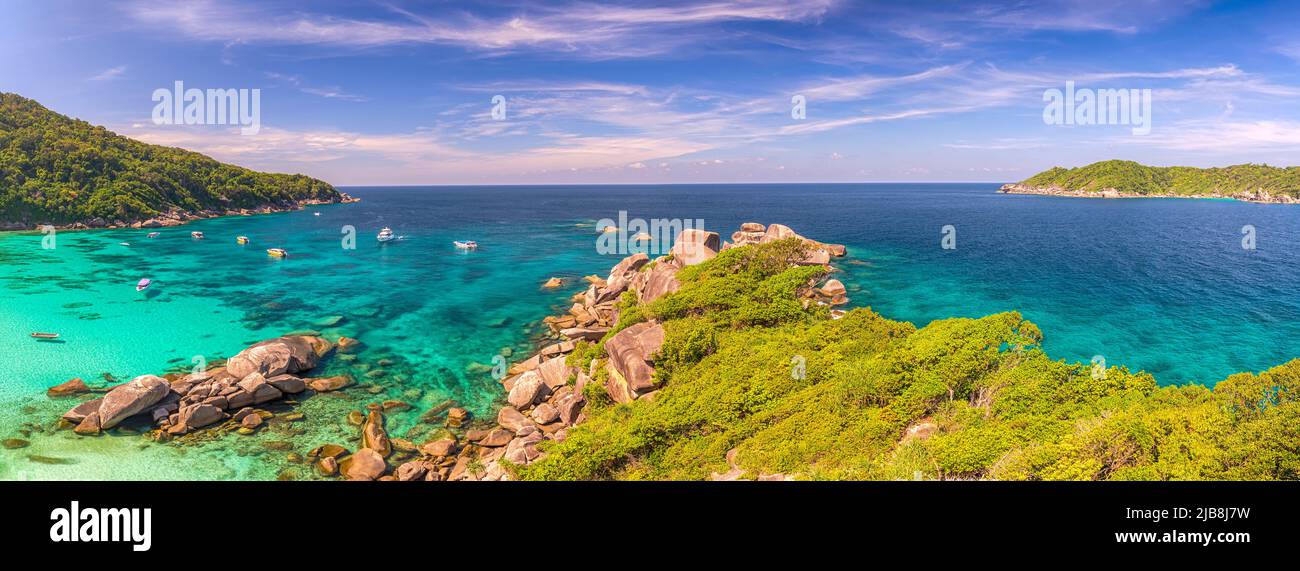 Islas tropicales vista del mar azul y playa de arena blanca en las islas Similan desde el famoso punto de vista, Phang Nga Tailandia paisaje panor naturaleza Foto de stock