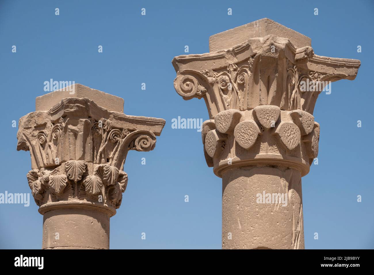 Capitales en el patio exterior en el templo de Denderah, cerca de Qena, Egipto Foto de stock