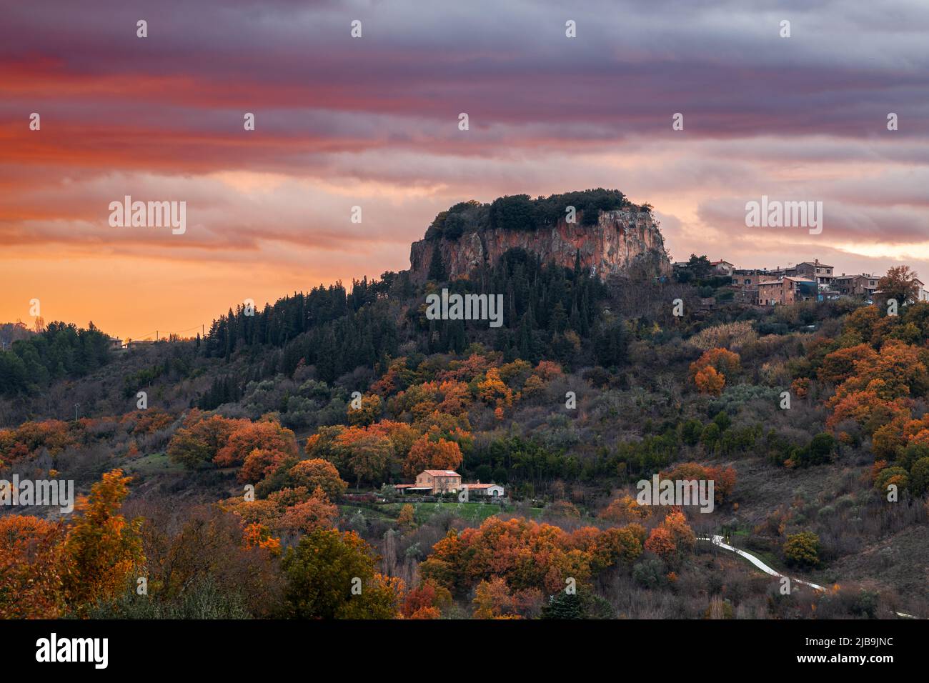 El paisaje rural alrededor de Orvieto, Umbría, Italia al atardecer en otoño. Foto de stock