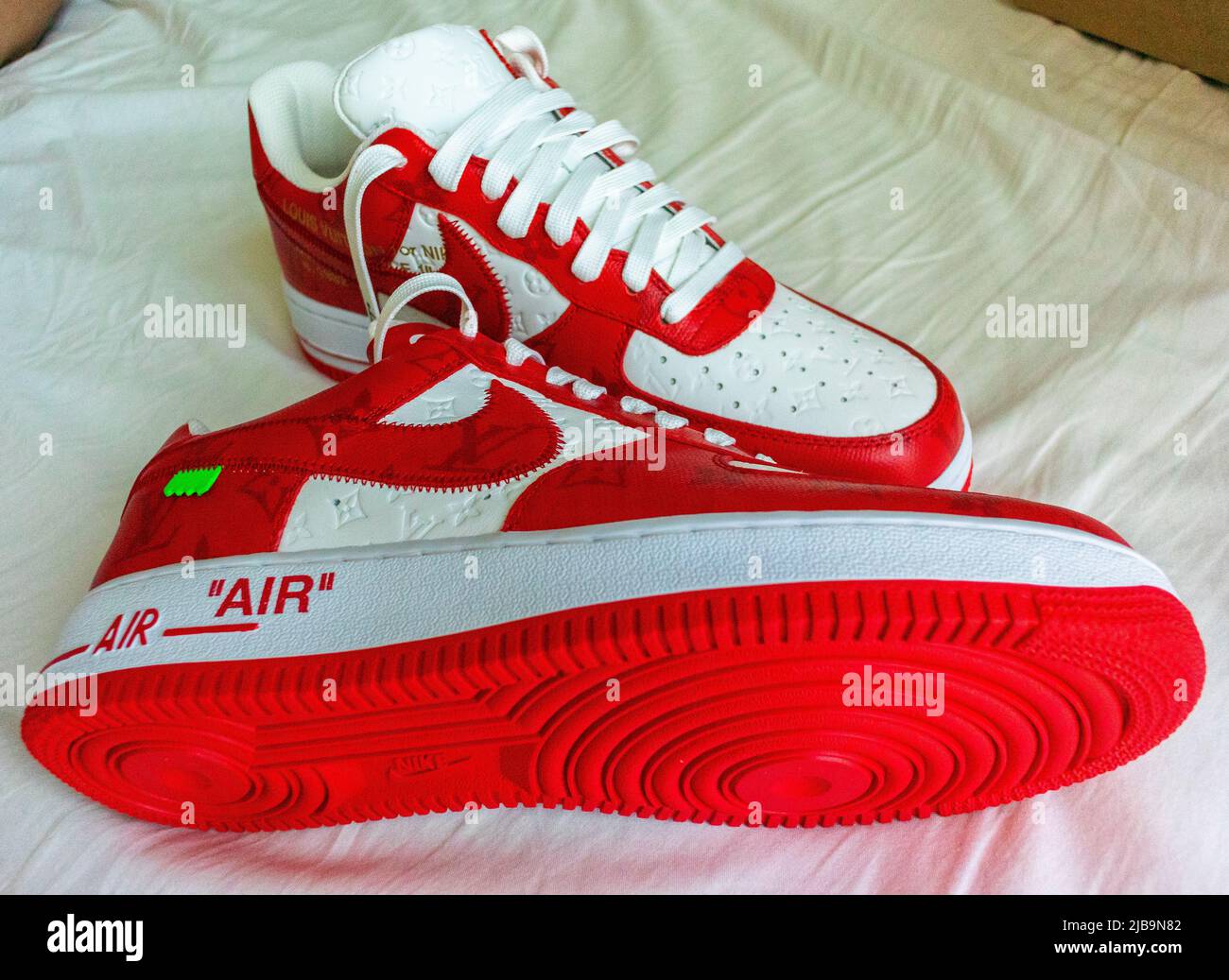 Louis Vuitton LVMH, Nike Air Sneakers, colección especial, rojo, zapatillas  de diseñador Fotografía de stock - Alamy
