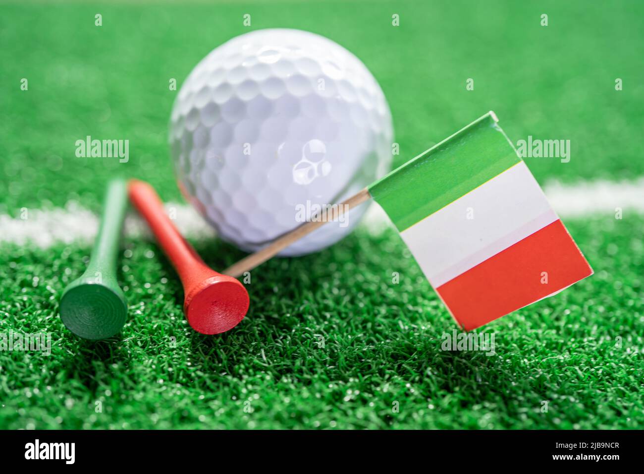 La pelota de golf con bandera de Italia y tee en césped verde o césped es el deporte más popular del mundo. Foto de stock