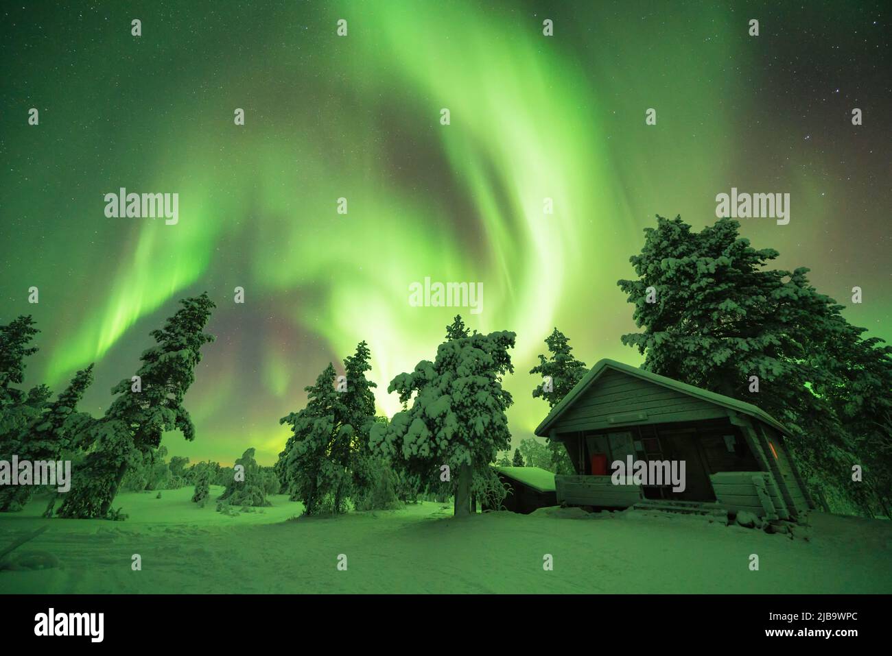 La aurora boreal en la cabaña silvestre de Pyhäkero en Enontekiö, Laponia, Finlandia Foto de stock