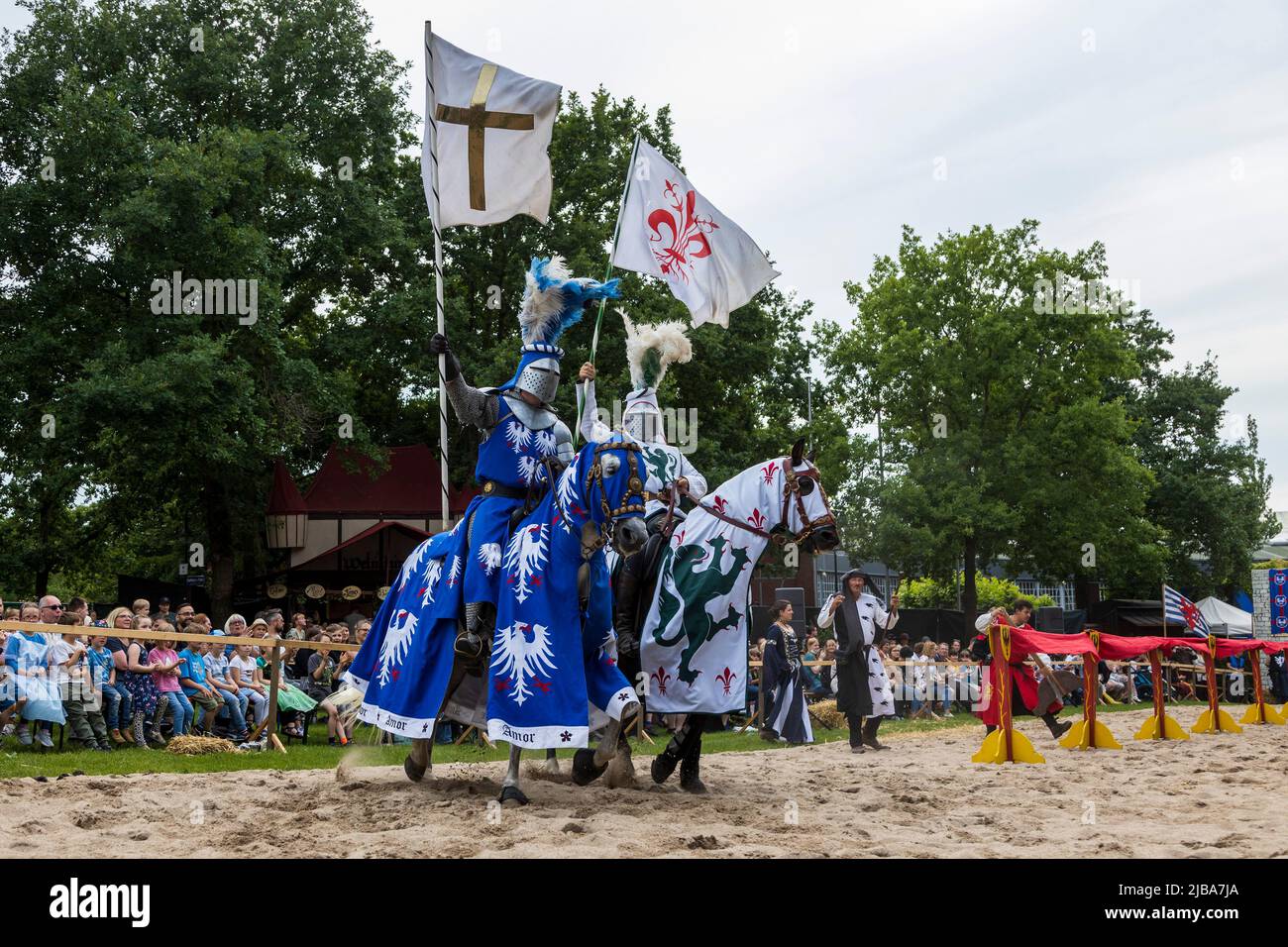 Pfingst-Spektakulum en Muelheim an der Ruhr, Alemania. Caballeros a caballo. Evento con un torneo medieval de caballeros con campamento y mercado de artesanía en Müga-Park cerca del castillo Schloss Broich. Foto de stock