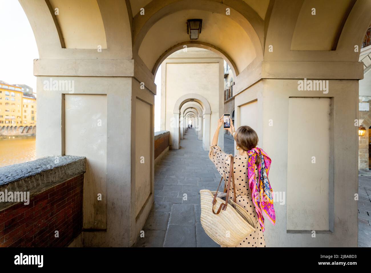 La mujer disfruta de la arquitectura italiana visitando la ciudad de  Florencia Fotografía de stock - Alamy
