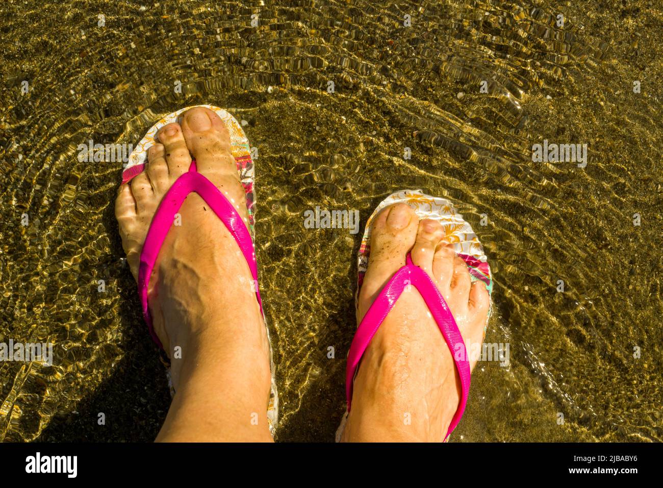 Pies en chanclas en la playa fotografías e imágenes de alta resolución -  Alamy