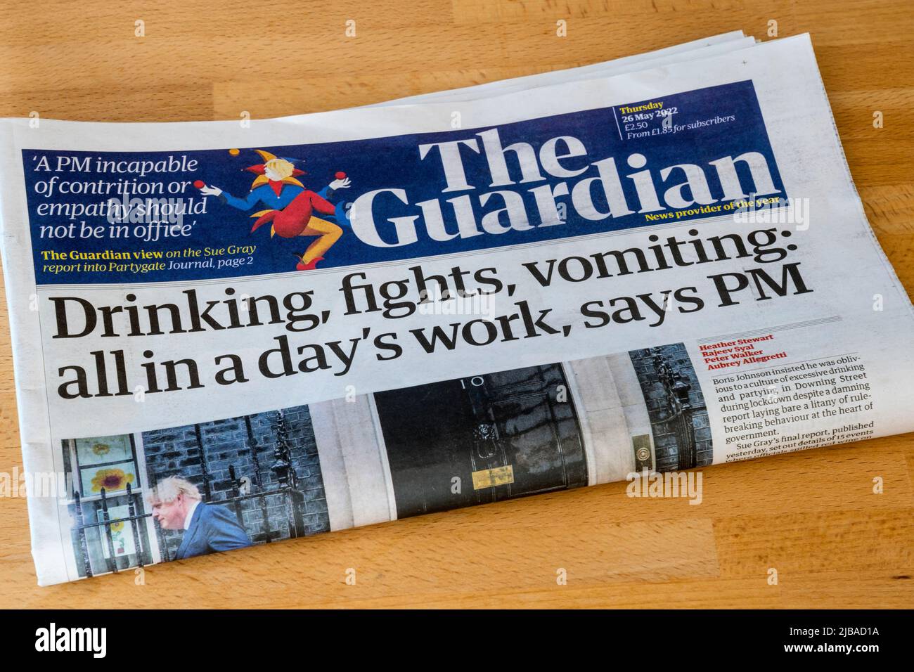 26 de mayo de 2022 El titular del Guardian dice Beber, peleas, vómitos: Todo en el trabajo de un día, dice PM. Foto de stock