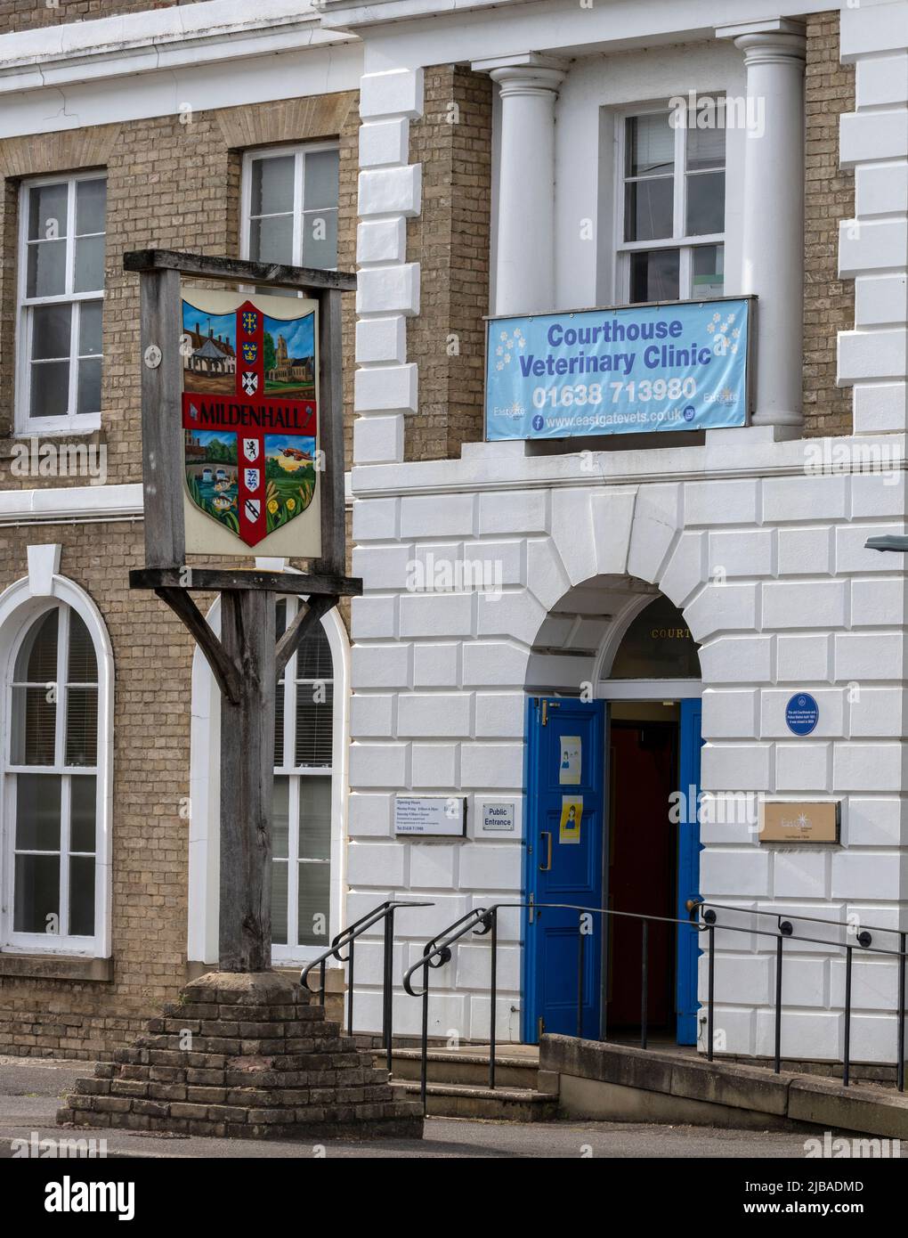 El antiguo tribunal y la comisaría de policía en la ciudad comercial de Mildenhall, Suffolk, Inglaterra, Reino Unido - El edificio es utilizado ahora por Eastgate Vets. Foto de stock