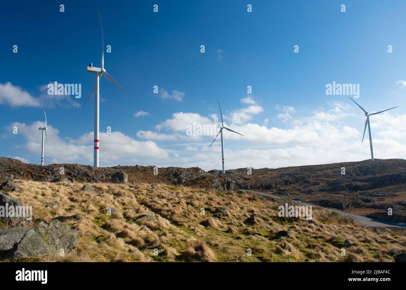 Molino de viento en tierra en las colinas de Noruega, un líder mundial en adopción de energía limpia Foto de stock