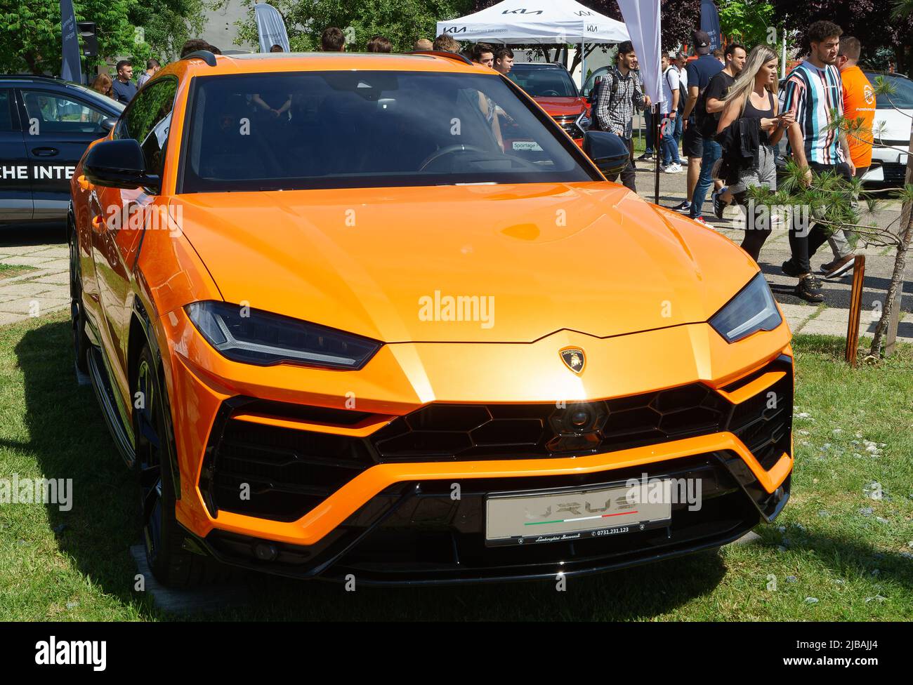 Bucarest, Rumania - 20 de mayo de 2020: Un coche naranja Lamborghini Urus.  Esta imagen es sólo para uso editorial Fotografía de stock - Alamy