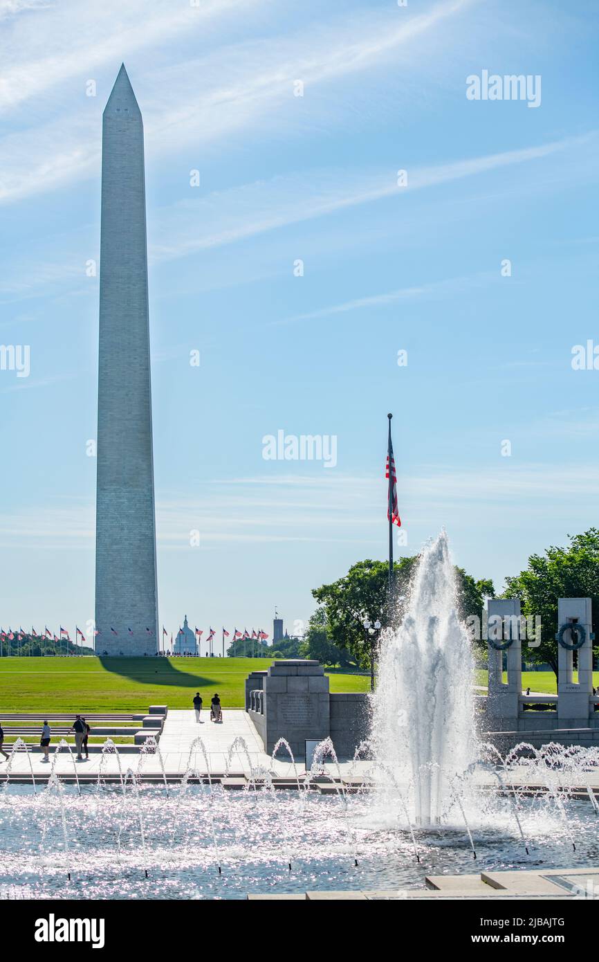 EE.UU. Washington DC National Mall Monumento a la Segunda Guerra Mundial y Monumento a Washington Foto de stock