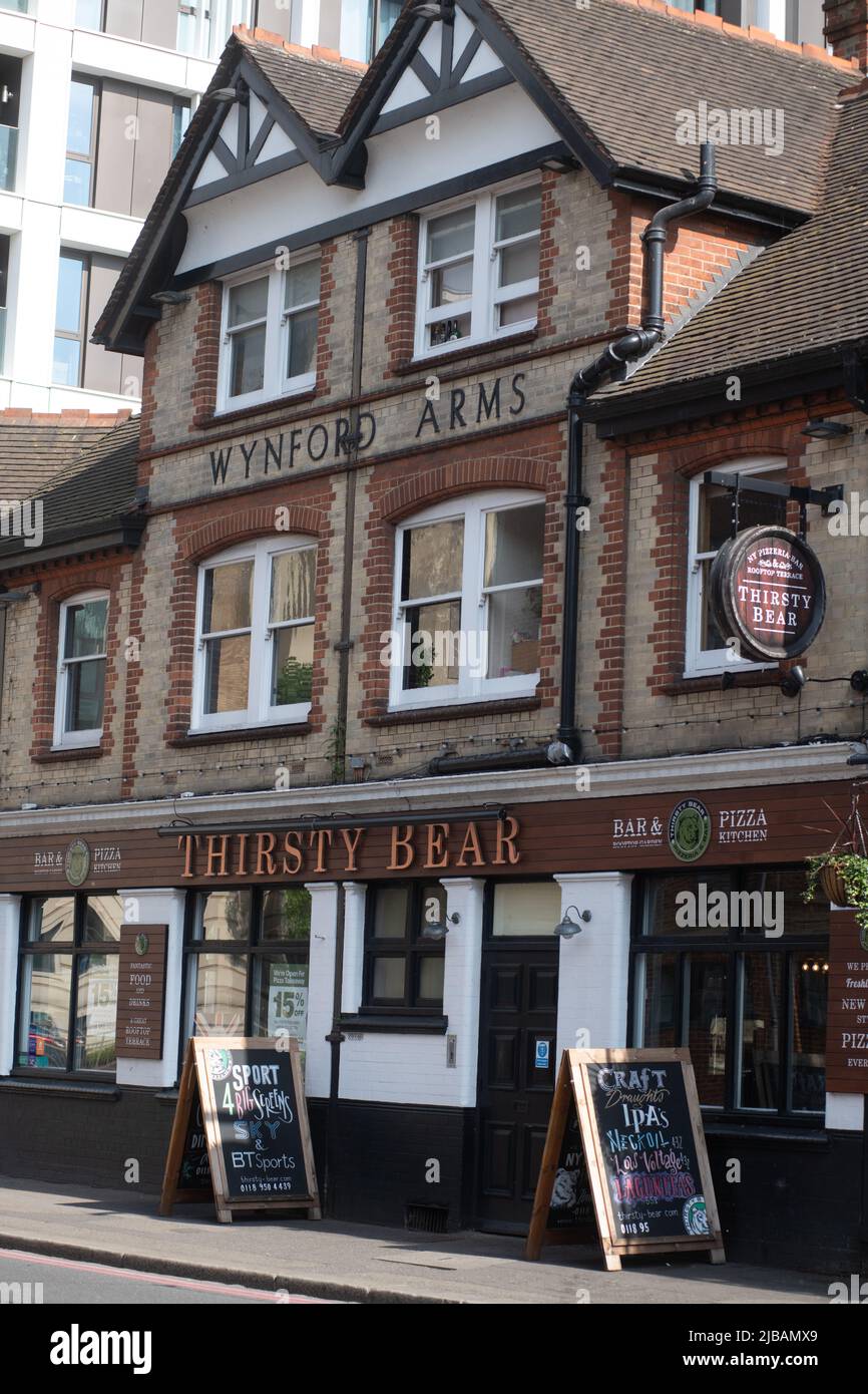 Pub Thirsty Bear, Kings Road, Reading Foto de stock