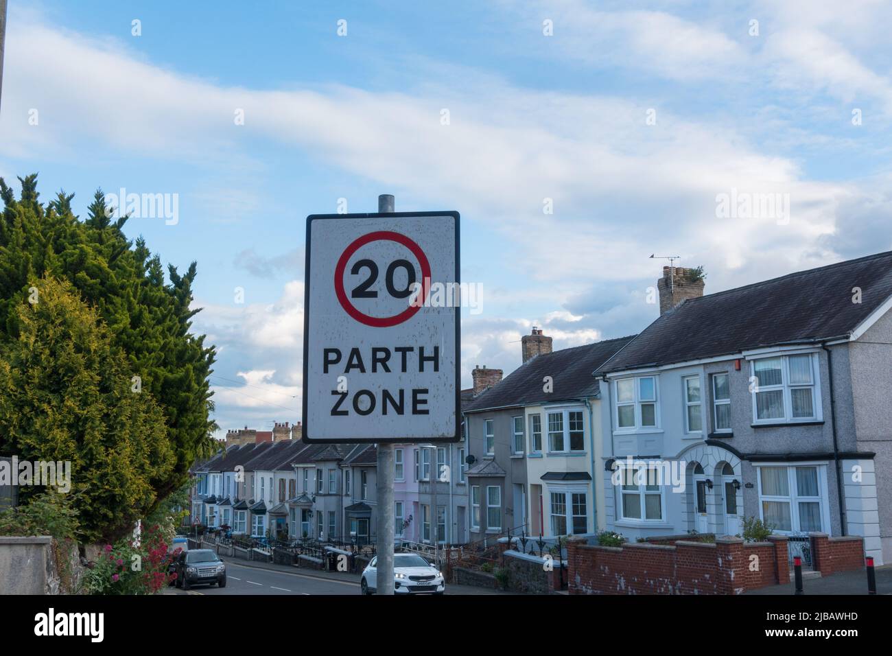 Cartel de carretera de 20mph zonas en Gales con idioma bilingüe Foto de stock