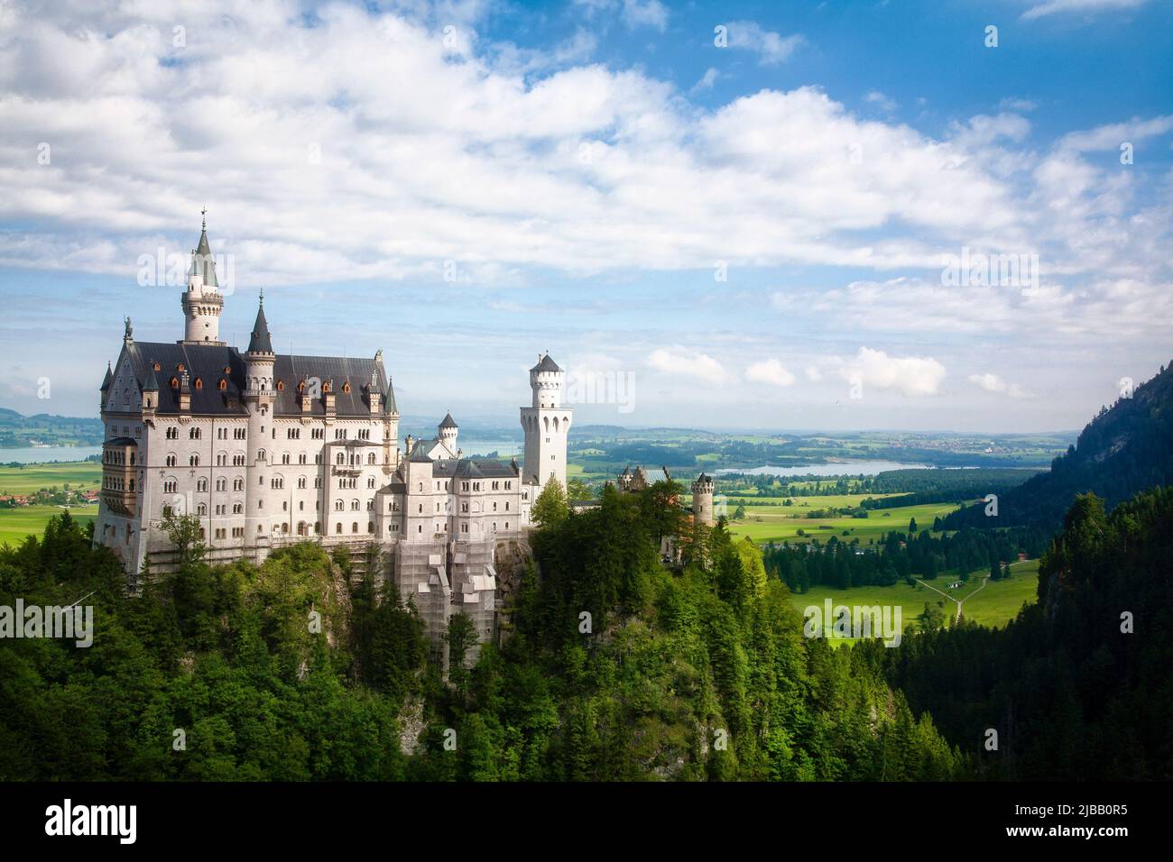 El castillo de Neuschwanstein está encaramado en los bordes de los Alpes bávaros en el sur de Alemania. Foto de stock