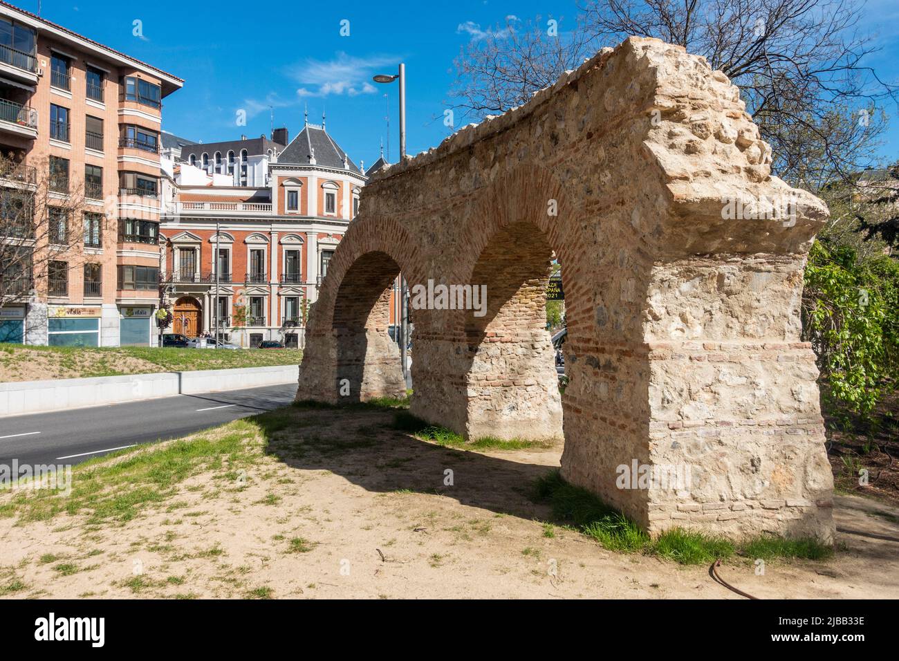 Parte de la muralla de los históricos barranques de San Gil que fue descubierta durante la renovación de la Plaza de España en el centro de Madrid. Foto de stock