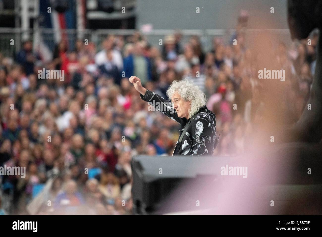 Londres, Reino Unido. 4 de junio de 2022. Brian May, de la Reina, actúa en el Platinum Party en el Palace. El evento es uno de los cuatro días de celebraciones del Jubileo Platino para HM la Reina. Crédito: Benjamin Wareing/ Alamy Live News Foto de stock