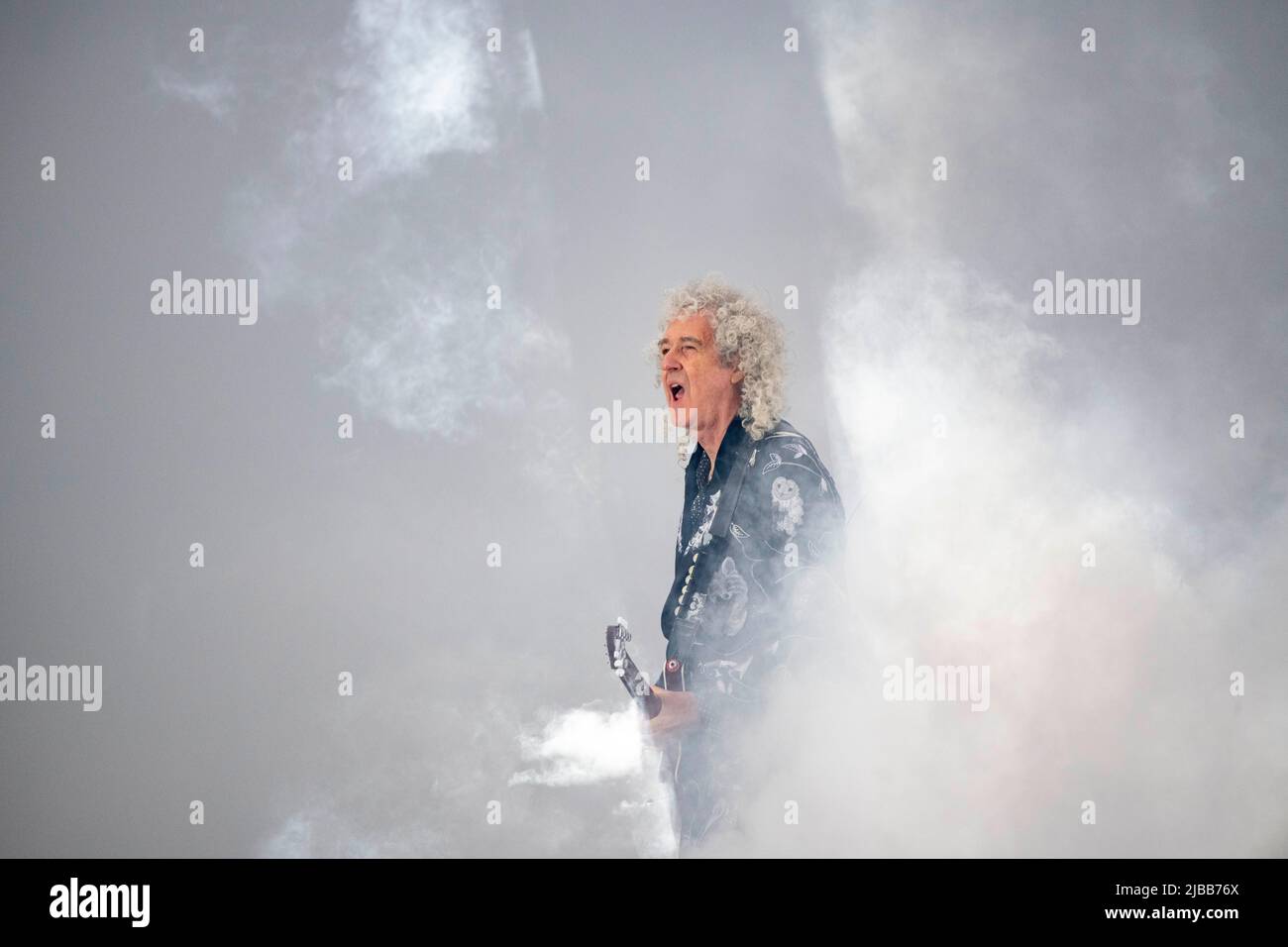 Londres, Reino Unido. 4 de junio de 2022. Brian May, de la Reina, actúa en el Platinum Party en el Palace. El evento es uno de los cuatro días de celebraciones del Jubileo Platino para HM la Reina. Crédito: Benjamin Wareing/ Alamy Live News Foto de stock