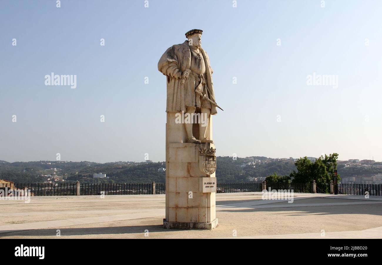 Estatua de Joao III de Portugal, de Francisco Franco, erigida en 1950, en Paco das Escolas de la Universidad de Coimbra, Portugal Foto de stock