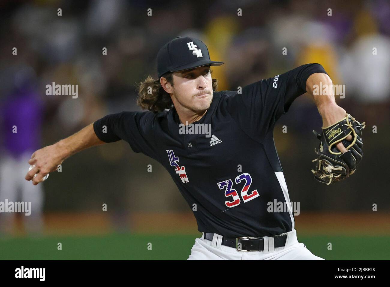 4jun2022 El lanzador de Southern Miss Garrett Ramsey (32) se lanza