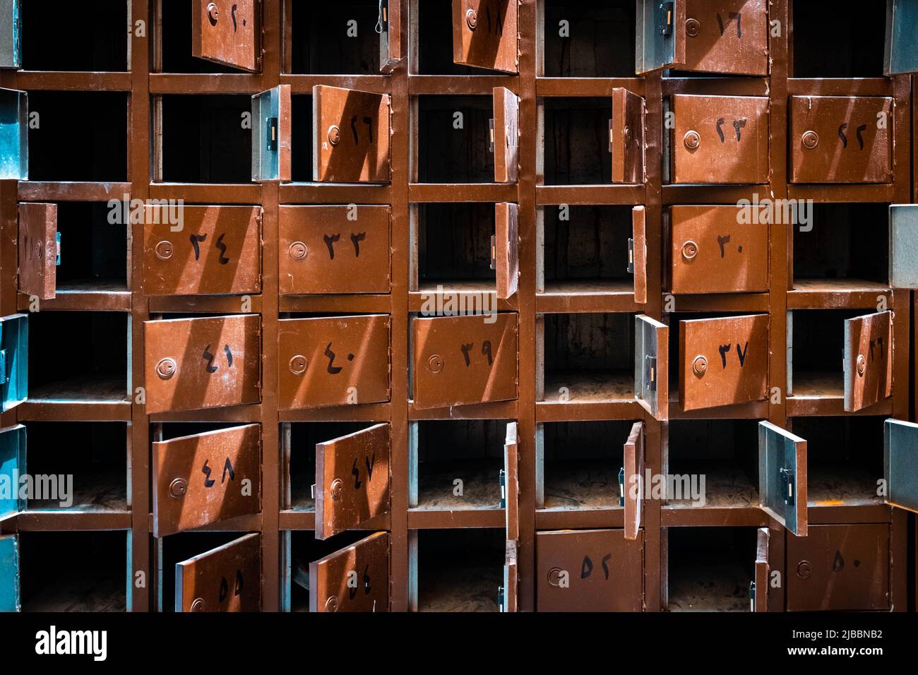 cajas de seguridad numeradas, números árabes Foto de stock