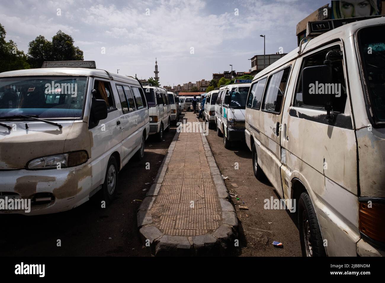 Damasco, Siria -Mayo, 2022: Muchos minibuses en la estación de autobuses en Damasco Foto de stock