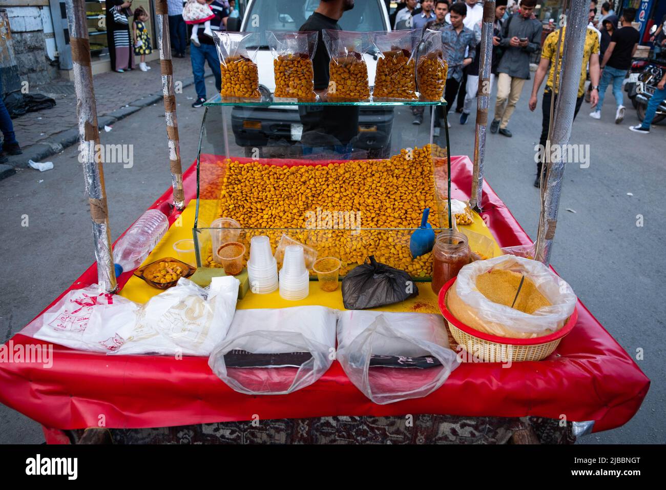 Damasco, Siria - Mayo de 2022: Vendedor callejero que vende merienda de maíz Foto de stock