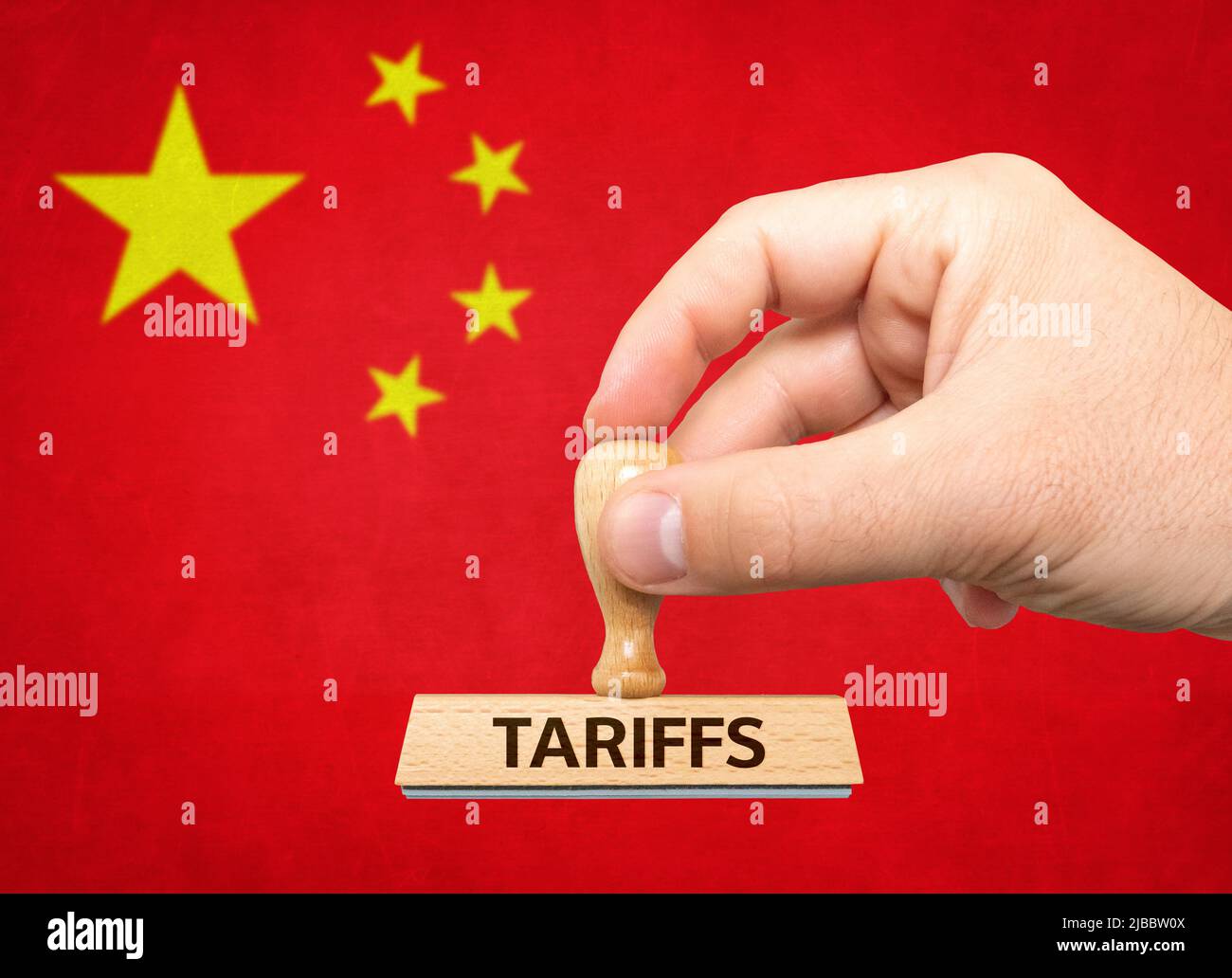 Tarifas - mano con sello y bandera china Foto de stock