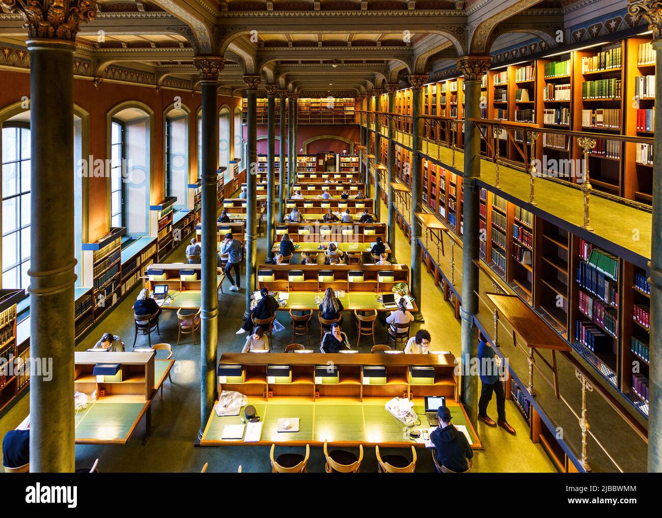 Estocolmo, Suecia - Febrero 15 2022: La gente lee y estudia en la sala de lectura de la Biblioteca Real, también llamada Biblioteca Nacional de Suecia en St Foto de stock