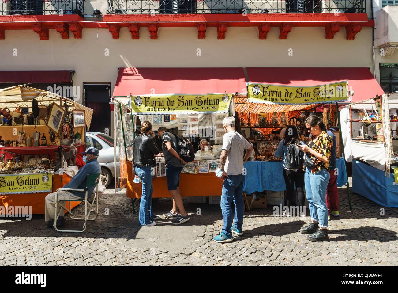 Buenos Aires, Argentina - Marzo 20 2022: Gente se aplaza alrededor del mercadillo de San Telmo Feria en Buenos Aires, capital de Argentina. Foto de stock