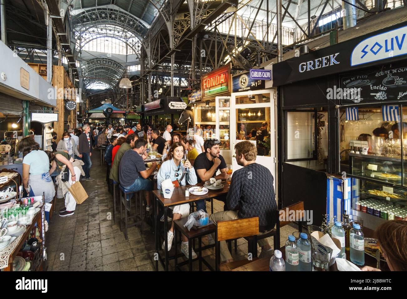 Buenos Aires, Argentina - Marzo 20 2022: La gente come en un restaurante griego en el famoso mercado histórico de comida San Telmo en Buenos Aires, Argentina Foto de stock