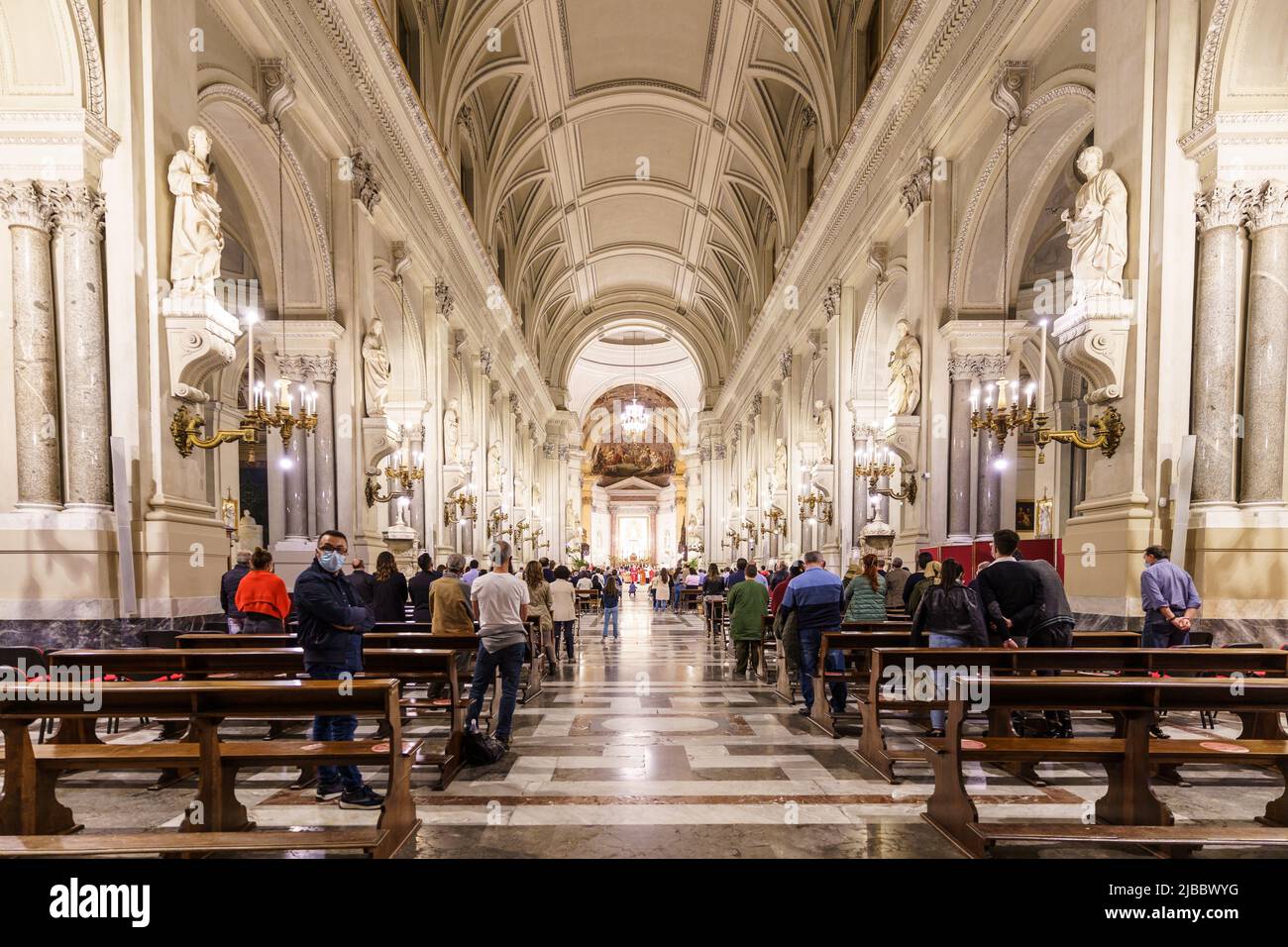 Palermo, Italia - Octubre 21 2021: La gente asiste a un servicio religioso católico en la catedral de Palermo, en la ciudad más grande de Sicilia en Italia. La iglesia es Foto de stock