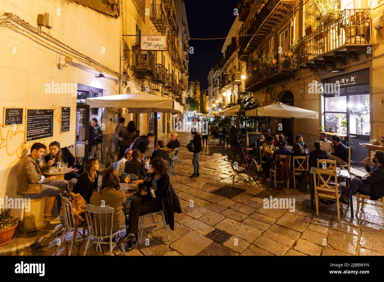 Palermo, Italia - 21 2021 de octubre: La gente disfruta de una bebida y come en las terrazas del centro histórico de la ciudad de Palermo por la noche en el cit más grande de Sicilia Foto de stock