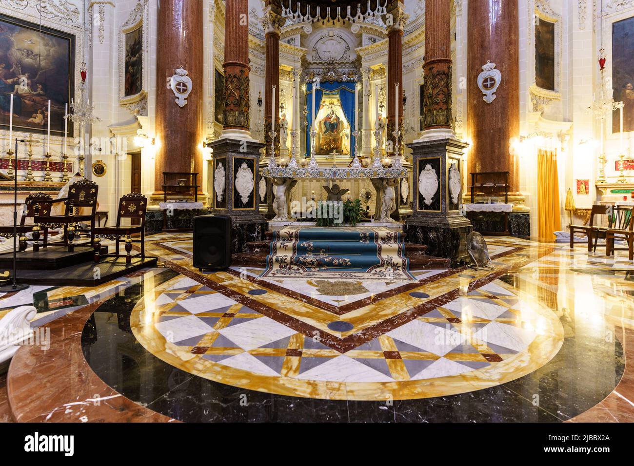 Valletta, Malta - 27 2021 de noviembre: Vista interior de la famosa Basílica de Nuestra Señora del Monte Carmelo en la antigua ciudad medieval de Valletta que se remonta a Foto de stock
