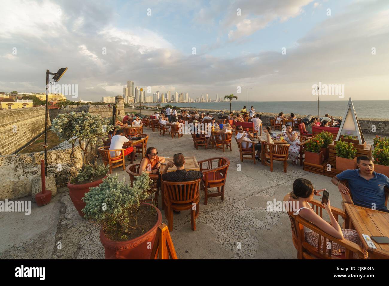 Cartagena, Colombia - Mayo 11 2022: Los turistas y la gente local disfrutan de una bebida en el famoso Café del Mar en la fortificación de Cartagena de Indias Foto de stock