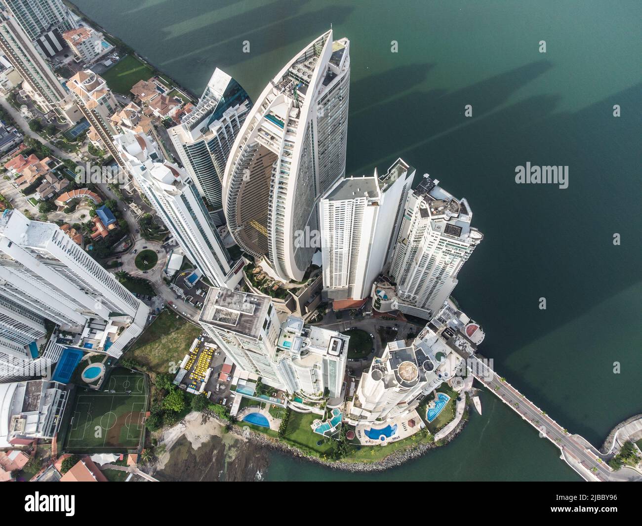 Espectacular vista aérea de la ciudad de Panamá, en el distrito residencial de lujo de Punta Pacifica, a lo largo del océano Pacífico en Panamá, en América Central Foto de stock