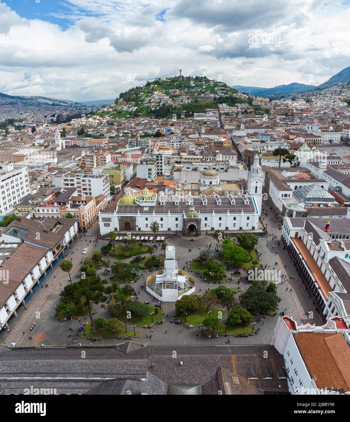 Quito, Ecuador: Vista aérea de la Plaza Grande en el corazón del centro histórico de la ciudad de Quito, en la capital del Ecuador, con el cerro El Panecillo en el b Foto de stock