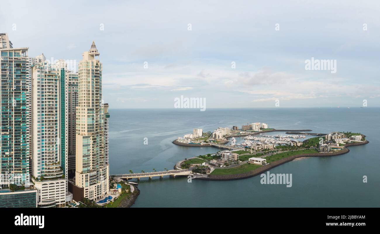 Ciudad de Panamá: Hoteles de lujo y torres de apartamentos en la Punta Pacifica y el puerto deportivo y las islas del arrecife oceánico en la ciudad de Panamá en América Central. Foto de stock