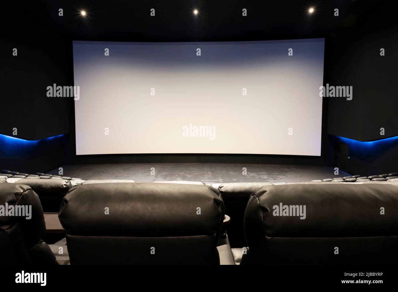 Sala de cine vacía antes de la película en Francia Foto de stock