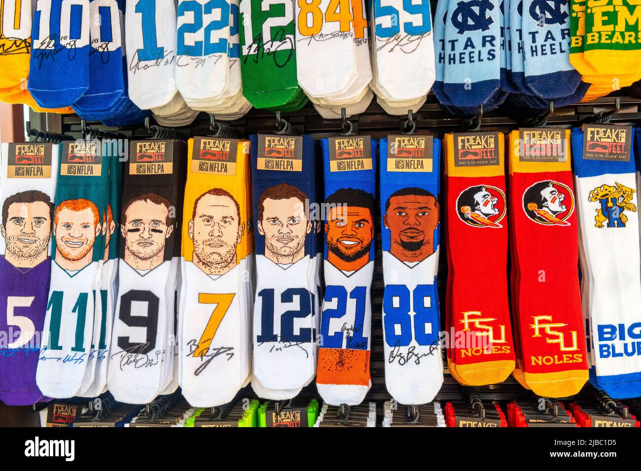 Calcetines de recuerdo con las imágenes de diversos jugadores de fútbol  americano. Vista frontal de la mercancía en una tienda de regalos.  Universal Studios Florida es una familia Fotografía de stock -