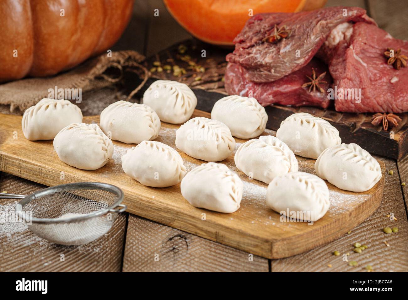 Dumplings de manti semiacabados Foto de stock